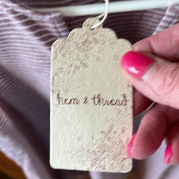 Hem & Thread Women’s Plum And Cream Sleeveless Tee Size Small NWT - Picture 3 of 9